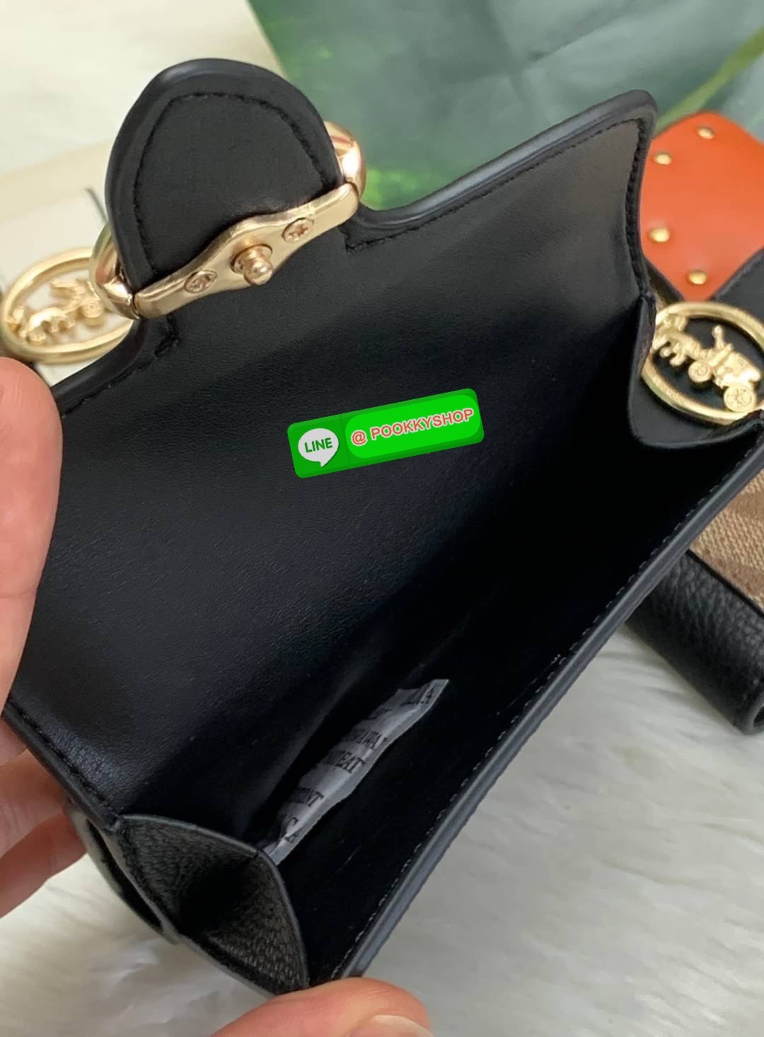 COACHGEORGIE SMALL WALLET IN SIGNATURE ((6791//7250) พร้อมส่ง!! กระเป๋าเงินใบสั้น หนังแท้ชั้นดีค่ะ! 🌈ด้านหน้าสวยหรูด้วยอะไหล่โลโก้แบรนด์ พร้อมเป็นช่องกระดุมสำหรับใส่เหรียญและช่องเสียบบัตรหนึ่งช่องนะคะ