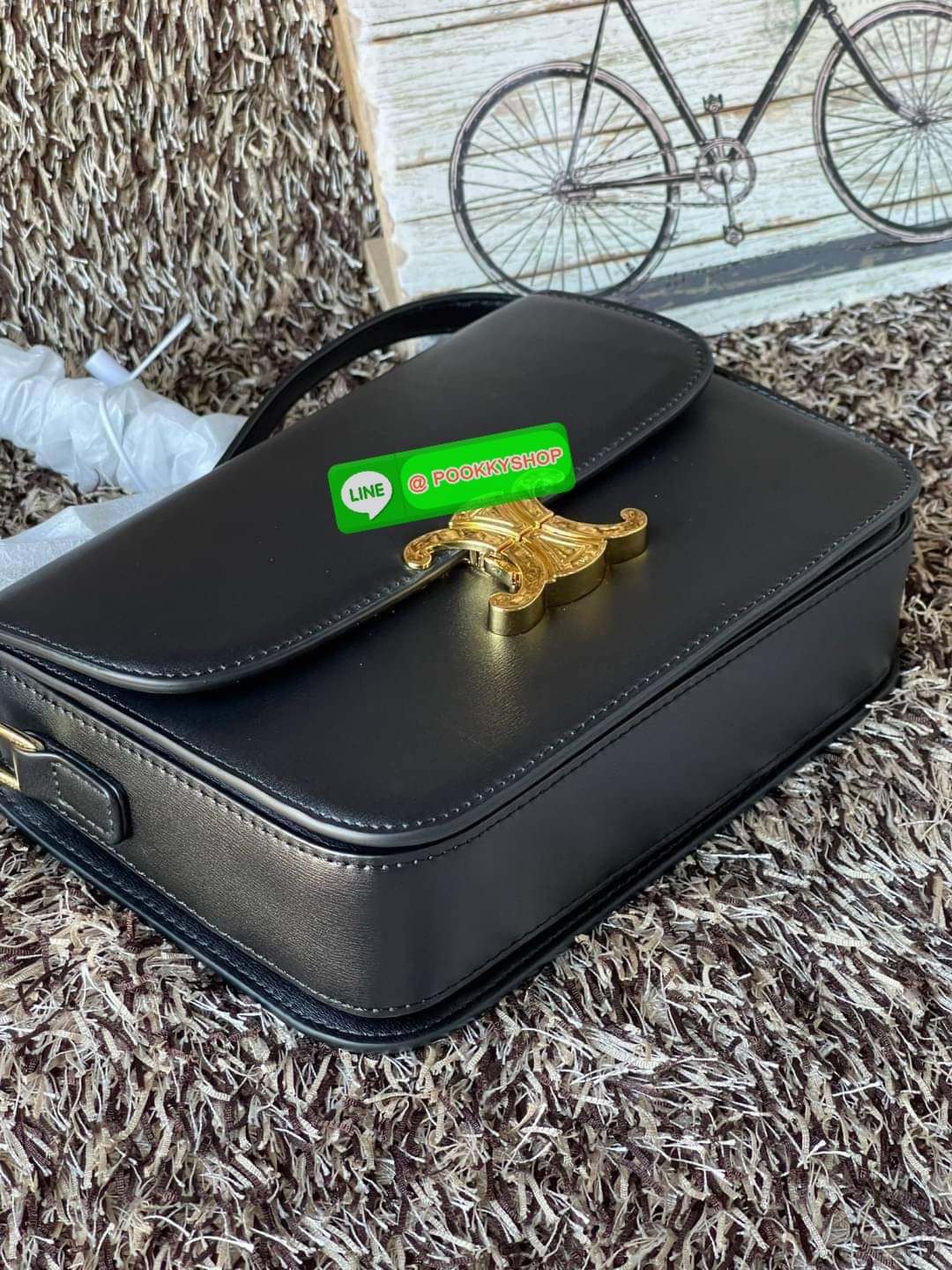 💕Celine MEDIUM TRIOMPHE BAG IN SHINY มีรูปทรงเป็นกล่องคล้ายกับกระเป๋า Classic Box แต่มีการออกแบบโลโก้ที่สะดุดตาแบบวินเทจ ด้วยดีไซน์ที่ดูโฉบเฉี่ยว แต่คงความคลาสสิคอย่างเต็มเปี่ยม ทำให้เป็นที่ดึงดูดความสนใจของสาวๆ สายสะพายสามารถปรับระดับได้ มีความคล