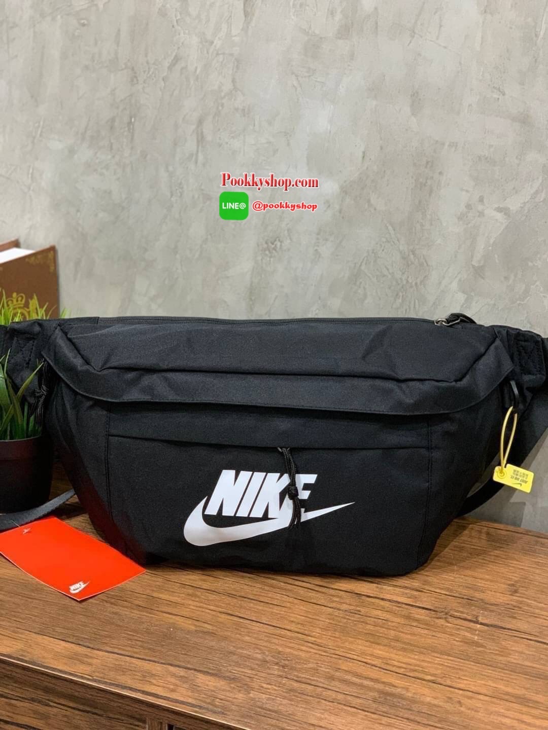 Nike Tech hip pack กระเป๋าคาดเอว Nike Tech สีใหม่..รุ่นใหม่ชนช้อป!! ให้คุณหยิบใช้อุปกรณ์กีฬาและพกพาได้อย่างง่ายดาย พร้อมโดดเด่นด้วยกระเป๋าซิป 2 จุดสำหรับเก็บสิ่งของ และสายกระเป๋าแบบปรับได้เพื่อให้แนบกับลำตัว ใช้งานได้คล่องตัว ใส่ของได้จุสมใจเลยคร้า