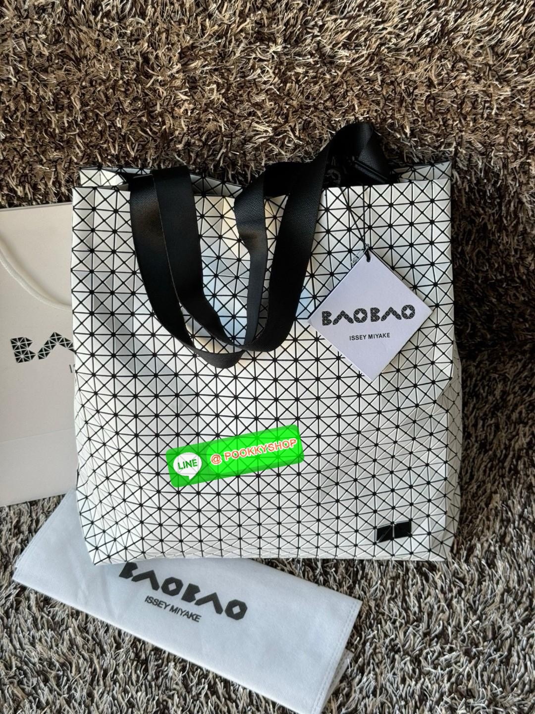 Baobao Issey Miyake Cart S geometric tote bag รูปทรงที่สร้างขึ้นโดยบังเอิญ' เสื้อผ้าที่มีโครงสร้างและได้รับการออกแบบทางวิศวกรรมอันเป็นเอกลักษณ์ของแบรนด์ ส่งต่อไปยังเครื่องประดับที่น่าประทับใจและไร้กาลเวลาเหล่านี้ กระเป๋าโท้ต Cart ประดิษฐ์ขึ้นจากการตั