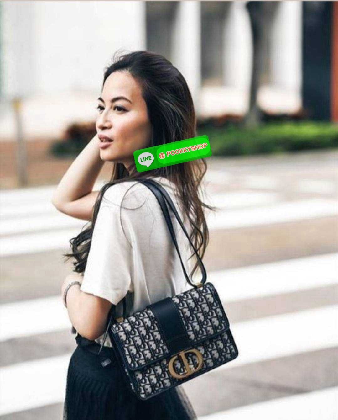 CD 30 MONTAIGNE BAG 🔆 Details กระเป๋าสะพายข้างสุดฮอต จากเคาน์เตอร์ dutyfree ที่สาวๆต้องไม่พลาด ทรงสวยมีกิมมิคในตัว ดูแพง ดีไซน์ย้อนยุคเป็นเอกลักษณ์ เปิด-ปิดด้วยอะไหล่กดล็อคแน่นหนา ใช้งานง่าย ด้านหลังมีช่องใส่ของจุกจิกได้ ภายในเป็นช่องโล่ง ใส่ของสำ