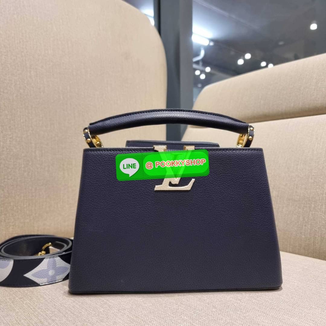 NEW IN!! LV capucines top handle วีไอพีพรีเมี่ยมกิ๊ฟจากเคาน์เตอร์ ที่สุดของความสวยในราคาเบาๆ กระเป๋าถือสุดหรู ดีไซน์ทรงคลาสสิค พร้อมลวดลายหรูหรา มาพร้อมหูจับในตัว ด้วยรูปทรงวินเทจและวัสดุหนังลูกวัว สัมผัสดี ขับผิว ทำให้ไอเท็มนี้สะกดทุกสายตาจริงๆ และยังมีล