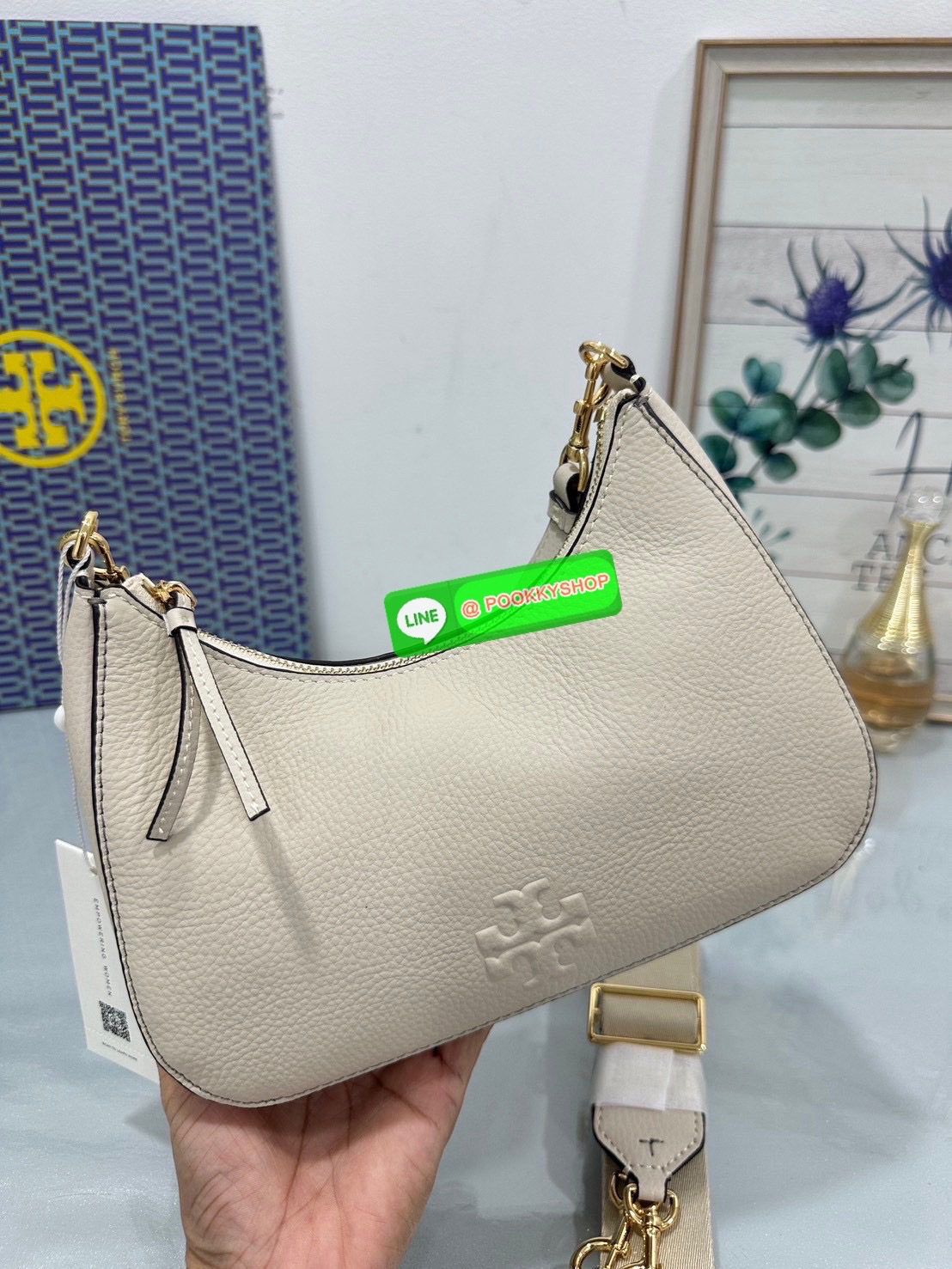 🖤 Tory Burch Thea Convertible Crossbody Bag หนังแท้นุ่ม ดีไซน์เรียบหรู พร้อมสายสะพาย 2 แบบ สวยครบทุกลุค ✨ ใบเดียวใช้ได้ทุกวัน ถือก็สวย สะพายก็คล่อง จบในใบเดียว 💼
