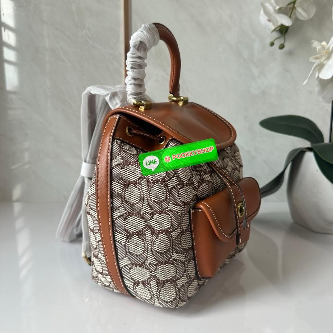 COACH RIYA BACKPACK 21 IN SIGNATURE TEXTILE JACQUARD (CH591) 🔖กระเป๋าเป้ดีไซน์ใหม่ไซส์มินิน่ารัก 🔖วัสดุ ผ้า jacquard ทอลาย ตัดสลับหนังแท้ 🔖 เปิด-ปิดแบบกระดุม ปากกระเป๋าสามารถกดล็อคเปิดปิดและมีเชือกรูดอีกชั้น ภายในโล่งกว้างใส่ของได้