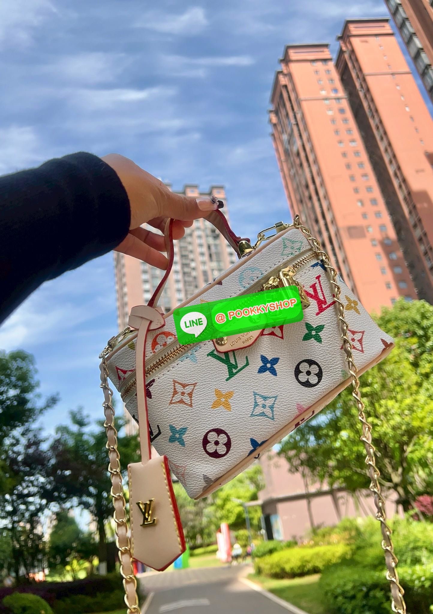 NEW ARRIVAL! **สินค้าเข้าใหม่** สุดฮอตกับน้องมินิๆสุดคลาสสิค ที่พกพาไปไหนมาไหนได้ตลอด สีสันสดใสสวยสะดุดตา ไม่ดูฉูดฉาดค่า! LOUIS VUITTON X MURAKAMI VANITY CHAIN POUCH MUITICOLOTED MONOGRAM ((Premium gift ตปท.))