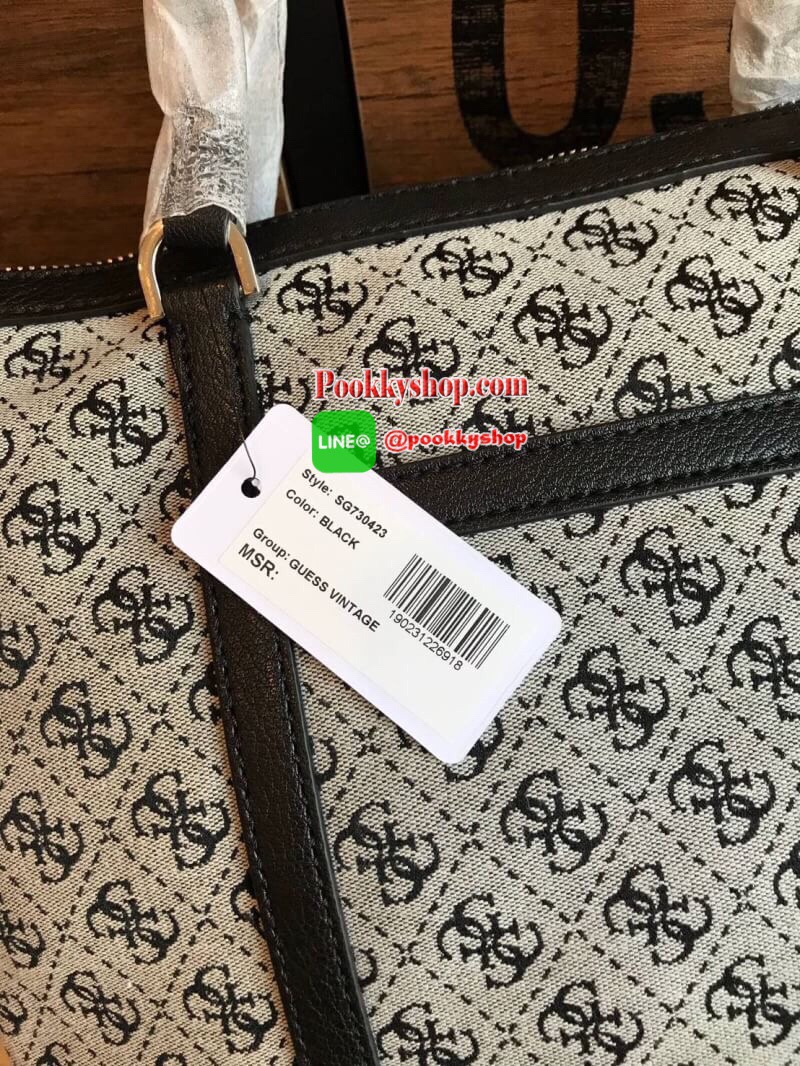 Guess Factory Large Tote Handbag กระเป๋าถือทรงช้อปปิ้ง สไตล์วิลเทจ น้ำหนักเบา มีหมุดรองฐานกันรอย เปิดปิดด้วยซิปด้านบน ด้านหลังมีช่องเพิ่มอีก1ช่อง สกรีนลายsignature รอบใบประดับtagเป็นโลหะและหนัง ถอดแยกใช้งานได้ ใบใหญ่ใส่หนังสือนิตรสาร ราคาสุดคุ้มเลยคร้า!!