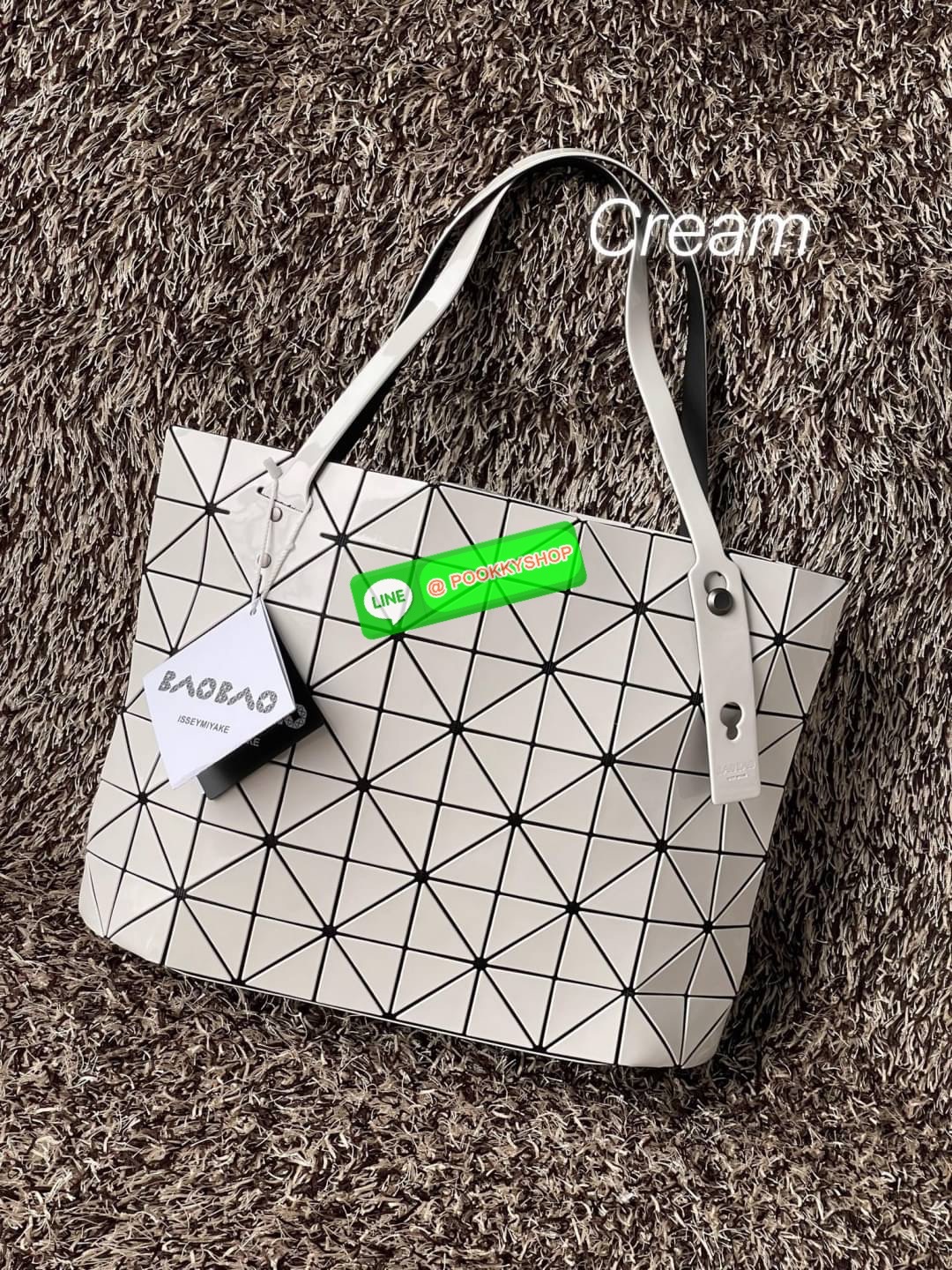 💕 Bao Bao Issey Miyake ROCK MATTE ซีรีส์นี้จะเป็นทรงสี่เหลี่ยมผืนผ้า มีซิปปิดด้านบน ถือเป็นรุ่นที่เหมาะกับการใช้งานในชีวิตประจำวัน สามารถพับมุมและบริเวณด้านล่างของกระเป๋าเพื่อเพิ่มความสะดวกสบายในการใช้งาน ทั้งยังช่วยให้วางกระเป๋าในแนวตั้งได้อีกด้ว