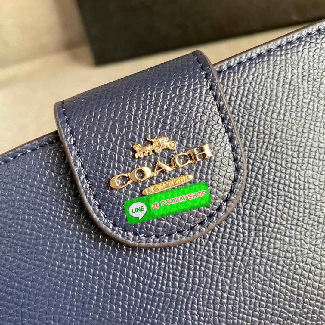 COACH 6390 MEDIUM CORNER ZIP WALLET กระเป๋าสตางค์ใบกลาง สีพื้นเรียบหรู วัสดุcrossgrain ภายในมีช่องใส่บัตรและธนบัตรได้ทุกชนิด มีช่องซิปใส่เหรียญ ขนาดกะทัดรัดพกพาง่าย คนชอบจัดระเบียบกระเป๋าสตางค์แนะนำเลยจ้า