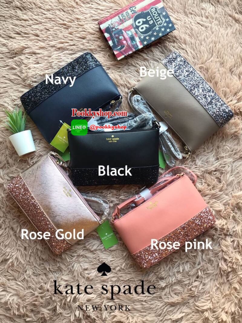 Kate Spade New York Greta Court Ramey Gritter Crossbody Bag กระเป๋าสะพายที่มีดีเทลเป็นกริชเตอร์วิ้งที่ก้นกระเป๋า ด้านบนหนังsaffiano เปิดปิดด้วยซิปเดียวด้านบน ภายในใส่กระเป๋าสตางค์ยาว มินิไอแพคได้ สายสะพายยาว118cmปรับไม่ได้ ขนาดกำลังดีสวยน่าใช้เลยคร้า!!