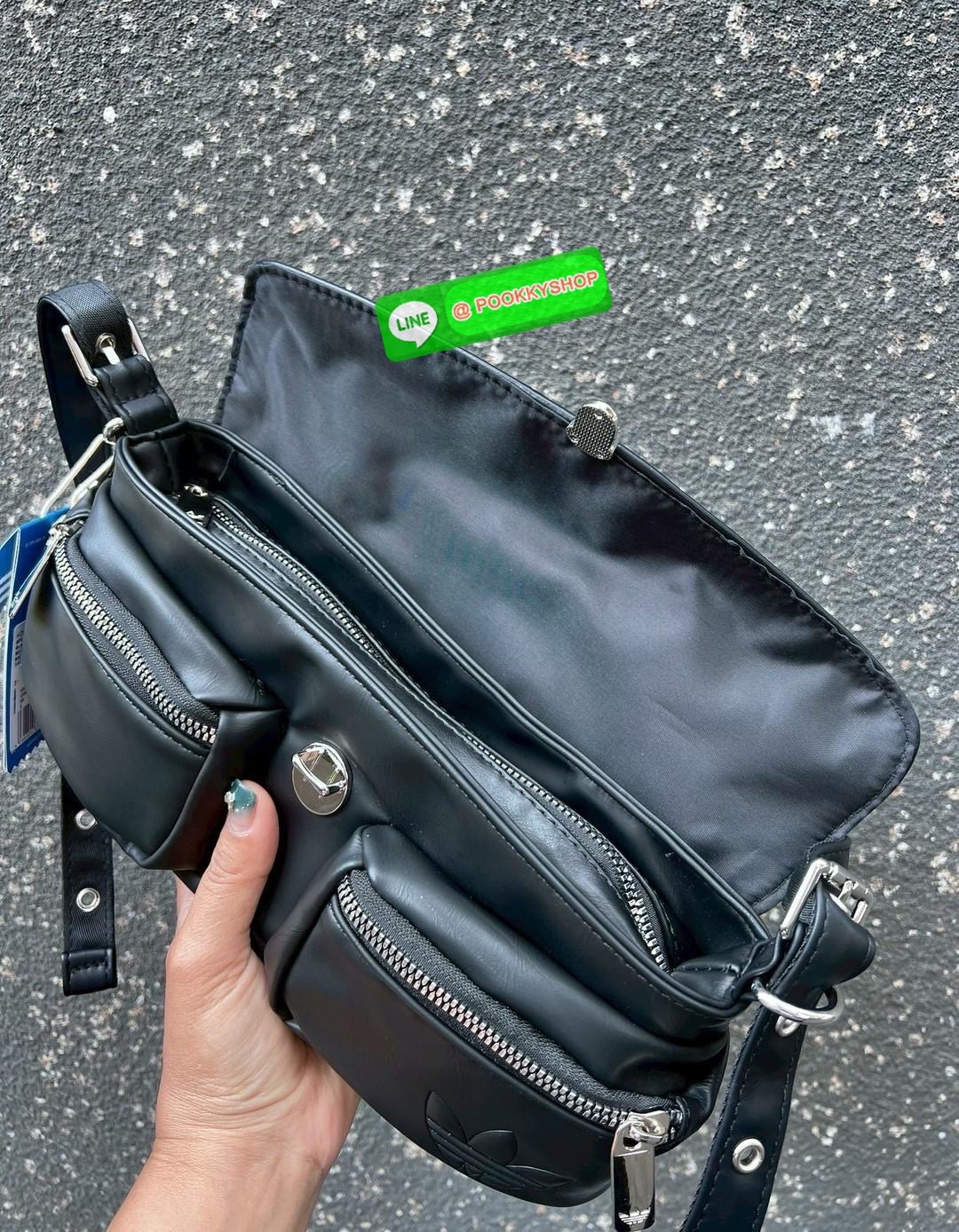 ADIDAS ORIGINALS HOBO LEATHER SHOULDER BAG 🔖พร้อมส่ง! กับกระเป๋าแนวสตรีทที่ออกแบบให้ใช้งานได้ทุกโอกาศ ดีไซด์เก๋ ถูกใจสาวๆกันเลบทีเดียวค่า 🔖หนังแท้หนานิ่ม เนื้อแมทอย่างดีสวยมากๆ อะไหล่เงิน ด้านหน้าเป็นช่องซิปสำหรับใส่ของจุกจิก เปิด-ปิดกระเป
