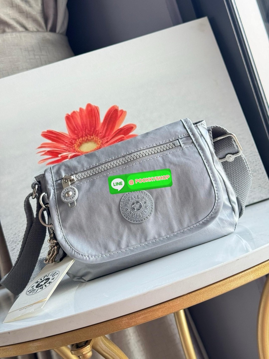 Kipling Sabian Crossbody Mini Bag (AC8280) เป็นอีกหนึ่งกระเป๋าขนาดกะทัดรัด สามารถจัดเก็บของได้เป็นระเบียบ และใส่สิ่งของจำเป็นได้มากกว่าที่คิด โดยมีช่องใส่ของมากมายทั้งด้านหน้า 1 ช่อง ด้านในของกระเป๋า 2 ช่อง อีกทั้งสายสะพายยังสามารถปรับความสั้นยาวได้ตามต้อ