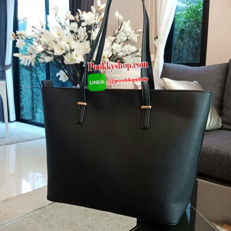 รุ่นขายดี กลับมาพร้อมส่งอีกครั้งคะ!!! KATE SPADE รุ่น CEDAR STREET MEDIUM HARMONY BAG ของแท้ กระเป๋าแบรนด์ KATE SPADE CEDAR STREET MEDIUM HARMONY BAG กระเป๋าสะพายทรง Tote Bag หนัง Saffiano สวยหรูอยู่ทรง ด้านหน้าประดับโลโก้สีทองสวยหรู ภายในมีช่องซิปและช่อง