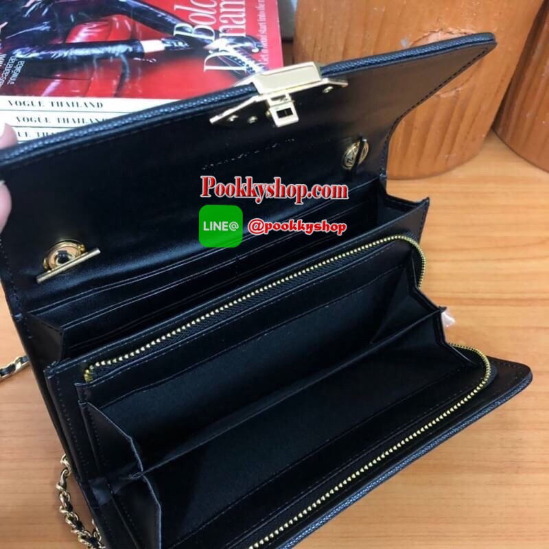 Charles&Keith Quilted Chain Wallet กระเป๋าสตางค์ใบยาว วัสดุลายหนังคาเวียร์ เปิด-ปิดด้วยตัวกดล๊อก ด้านในมีช่องซิปใส่เหรียญ ช่องใส่บัตร ช่องใส่ธนบัตร ใส่ iphone7+ได้ มาพร้อมสายยาว 102 cm.สามารถถอดสายออกได้ (ปรับสายไม่ได้)
