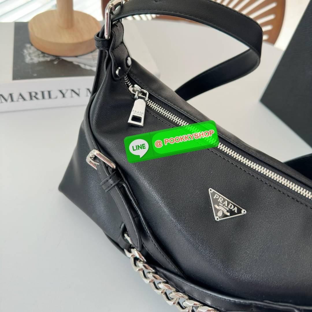 ✨ รุ่นใหม่แนะนำ!! สวยหรูมาก วัสดุหนังทั้งใบ สวยหูไฮโซ กันน้ำได้ ด้านหน้ามีโลโก้แบรนด์ ด้านในบุผ้าปั้มแบรนด์ เปิดปิดด้วยซิป ช่องโล่งกว้างพร้อมช่องซิป สามารถใส่ กระเป๋าสตางค์ยาวได้ มือถือได้ทุกรุ่น สายปรับได้3ระดับ อะไหล่เงินทั้งใบ เด็ดๆแบบนี้ห้ามพลา