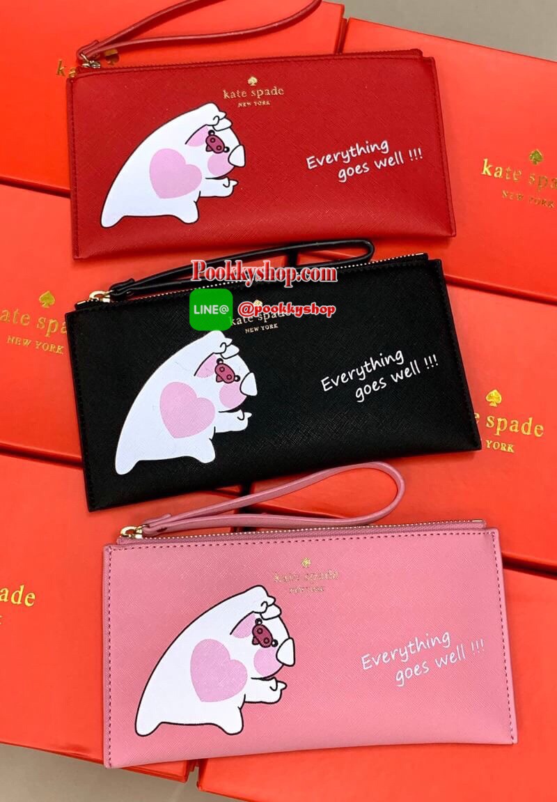 New arrival !! Kate spade new york clut bag with box รุ่นใหม่ล่าสุดปี 2019 ต้อนรับปีหมูค่ะ!! กระเป๋าถือแบบคลัท วัสดุหนังซาฟเฟียโน่ หนังนิ่มมือดีมากๆค่ะ ด้านหน้ามีโลโก้แบรนด์ พร้อมเพ้นท์รูปหมูดูซุกซนค่ะ เปิดปิดกระเป๋าแบบซิป ภายในใส่มือถือได้ทุกรุ่น;พาสปอร์