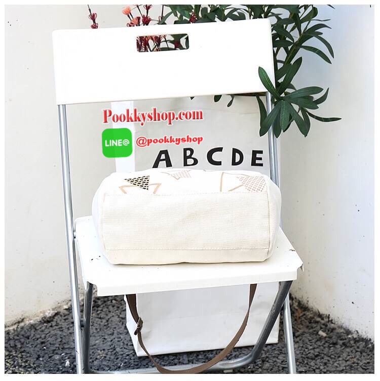 ReStock! พร้อมส่งอีกครั้งตามคำเรียกร้องค่ะ STARBUCKS COOLER BAG กระเป๋าถือหรือสะพายอเนกประสงค์ Limited Edition จาก STARBUCKS วัสดุ Canvas เนื้อหนาอยู่ทรงสวยแม้ไม่ใส่ของใบใหญ่กำลังดีน้ำหนักเบามาพร้อมหูหิ้วและสายสะพายยาวถอดได้เลื่อนปรับได้ เปิดปิดด้วยกระดุม