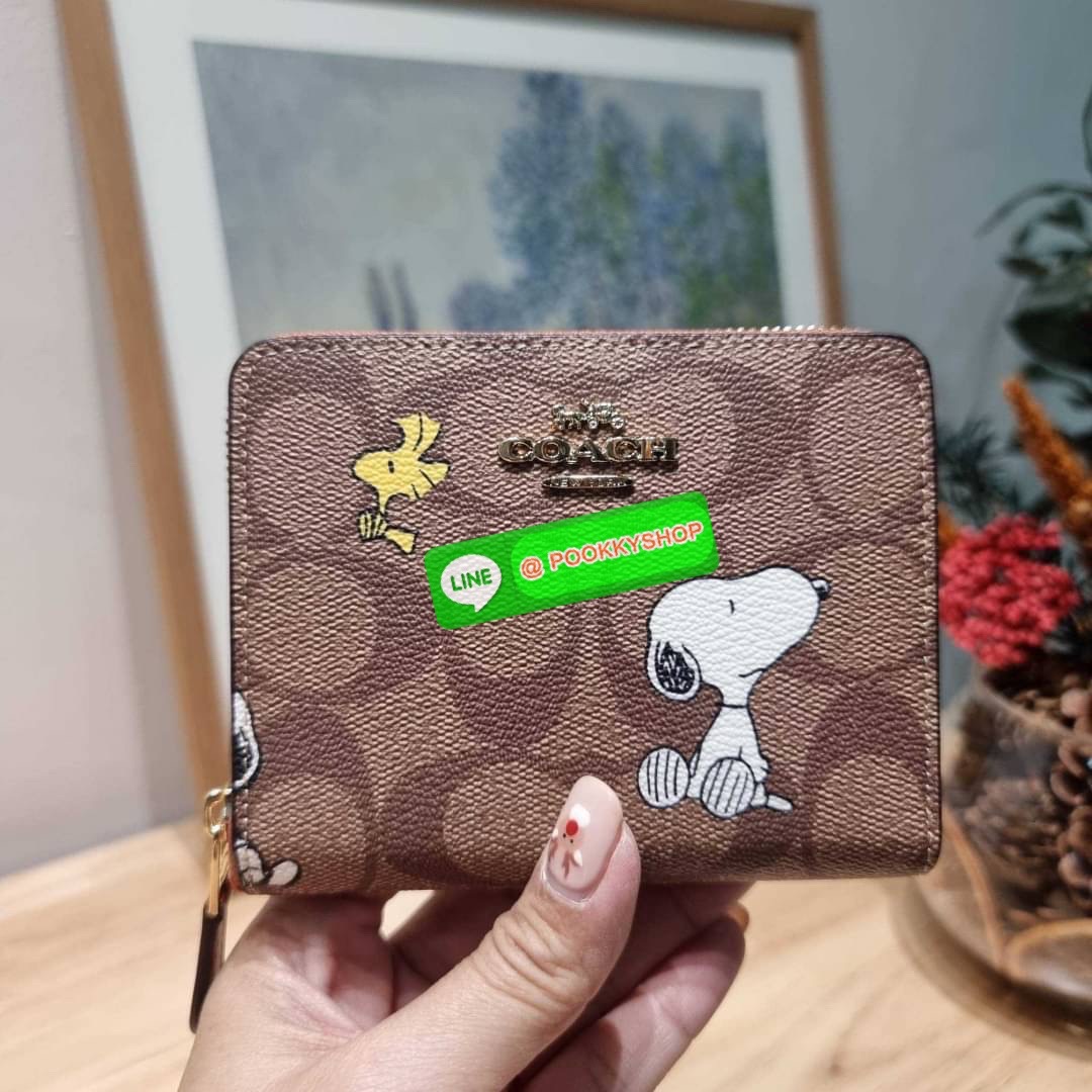 COACH CE708 COACH × PEANUTS SMALL ZIP AROUND WALLET IN SIGNATURE CANVAS WITH SNOOPY PRESENTS PRINT น้องใหม่เกินเบอร์กว่าเดิม กับกระเป๋าสตางค์ใบสั้น คอลใหม่จากเหล่าการ์ตูนสุดรัก ขนาดพกพาสะดวก ฟังก์ชั่นการใช้งานหลากหลาย ไม่ว่าจะช่องใส่บัตร ช่องใส่ธนบัตรที่ส