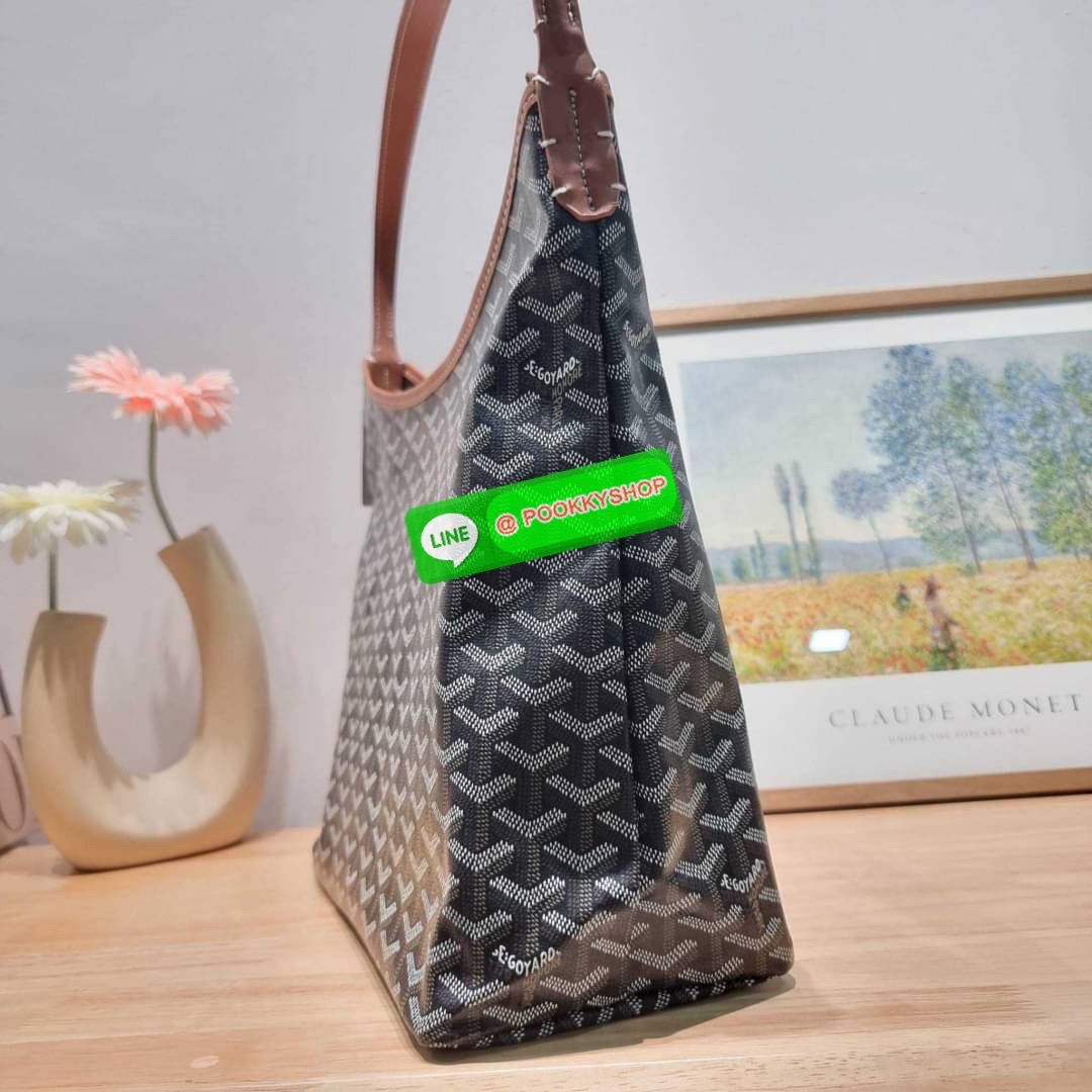 GOYARD BOHEME HOBO BAG ใหม่สุดคุ้ม กับกระเป๋าสะพายทรงโฮโบ ใบใหญ่จุใจ!! มาครบสีขายดี เลิศทุกสี รูปทรงคลาสสิค ดีไซน์เป็นเอกลักษณ์ วัสดุหนังแคนวาสพิมพ์ลายสวยคม ปากกระเป๋ามีซิปเปิด-ปิดกันของหล่นได้ ภายในโล่งกว้างมาก มาพร้อมสายคล้องในตัว ทนทาน สะพายสวยๆได้ทุกว