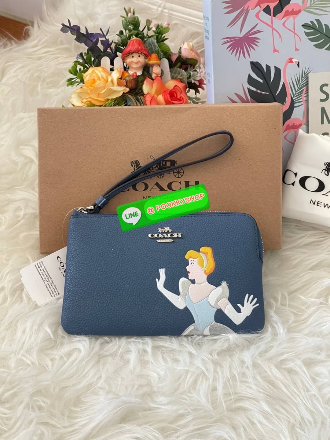 Coach & Disney Corner Zip Wristlet เปิดตัวคอลเลคชั่นเมื่อความดาร์กและโรแมนติกโคจรมาพบกัน เมื่อแบรนด์เครื่องหนังสัญชาติอเมริกัน Coach ร่วมมือกับ Disney สร้างสรรค์คอลเล็กชั่นพิเศษที่ได้รับแรงบันดาลใจมาจากเทพนิยายอเมริกันโกธิกของนิวยอร์ค ถ่ายทอดผ่านเหล่าตัวล
