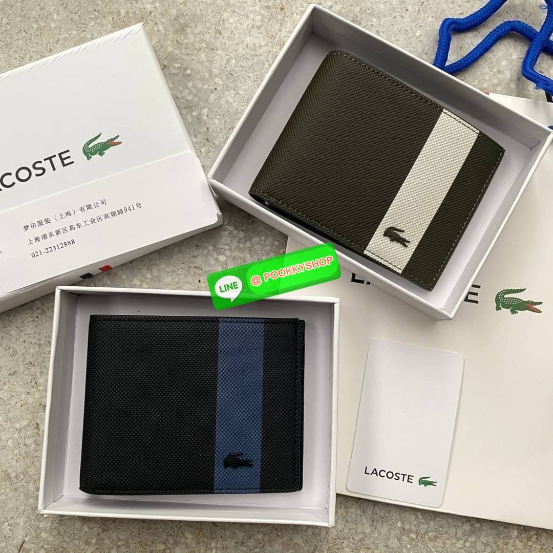 ลาคอส SHORT WALLET กระเป๋าสตางค์แบบพับ2ตอนสำหรับผู้ชาย มีช่องใส่บัตรและช่องใส่ธนบัตรแยกเป็นสัดส่วน กระเป๋าสตางค์หนัง PVC คุณภาพดีตามแบบฉบับของแบรนด์ มาพร้อมกล่อง ถุงกระดาษแบรนด์แบรนด์แข็งแรงสวยมากค่ะ ไม่ว่าจะใช้เองหรือเป็นของขวัญก็สุดคุ้มและน่าใช้ ห้ามพ