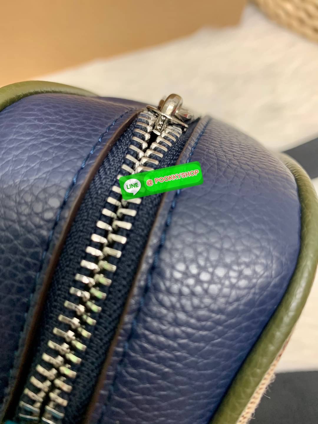 New arrival! 🌈รุ่นใหม่ห้ามพลาดค่ะ! Coach Dempsey Camera Bag In Signature Jacquard With Stripe And Coach Patch ((1912)) พร้อมส่งที่ไทย! กระเป๋าสะพายครอสบอดี้ร์กรือสะพายข้างได้ วัสดุJacquard+หนังแท้ สวยงามมากๆค่ะ ด้านหน้ามีป้ายวงกลมหนังโลโก้แบรนด์ เ