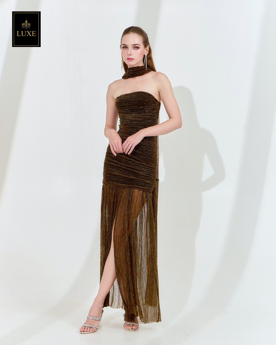 เดรสแฟชั่น เดรสเสื้อเกาะอกทรงเข้ารูป กระโปรงต่อชายระบาย ผ่าหน้า มาพร้อมผ้า mmคลุมไหล่