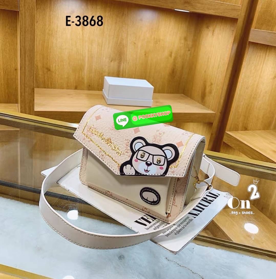 กระเป๋าสะพายข้างทรงแมสเซนเจอร์ เปิดหน้าอะไหล่ทอง สไตล์แบรนด์ มาพร้อมสายสะพายยาวปรับระดับได้ค่ะ ค่ะ