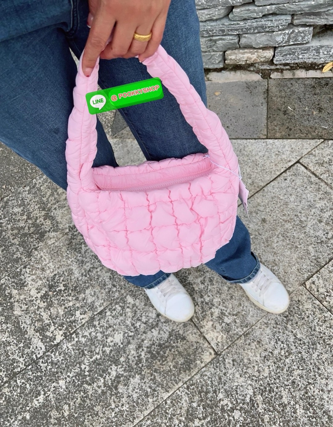 NEW IN!! 📣ล็อตใหม่เข้าแล้ว มาเพิ่มอีก2สีนะคะ อีกหนึ่งรุ่นหนึ่งทรงที่นิยมกันมากทีเดียว ฮิตไม่แผ่ว แต่งตัวเสร็จออกจากบ้านหยิบใบนี้ติดมือได้เลย COS QUILTED MINI BAG BLACK พร้อมส่ง! กระเป๋าจากแบรนด์COS ที่ไม่มีใครไม่รู้จักกัน วัสดุเป็นผ้าร่มแบบนวมนิ่ม