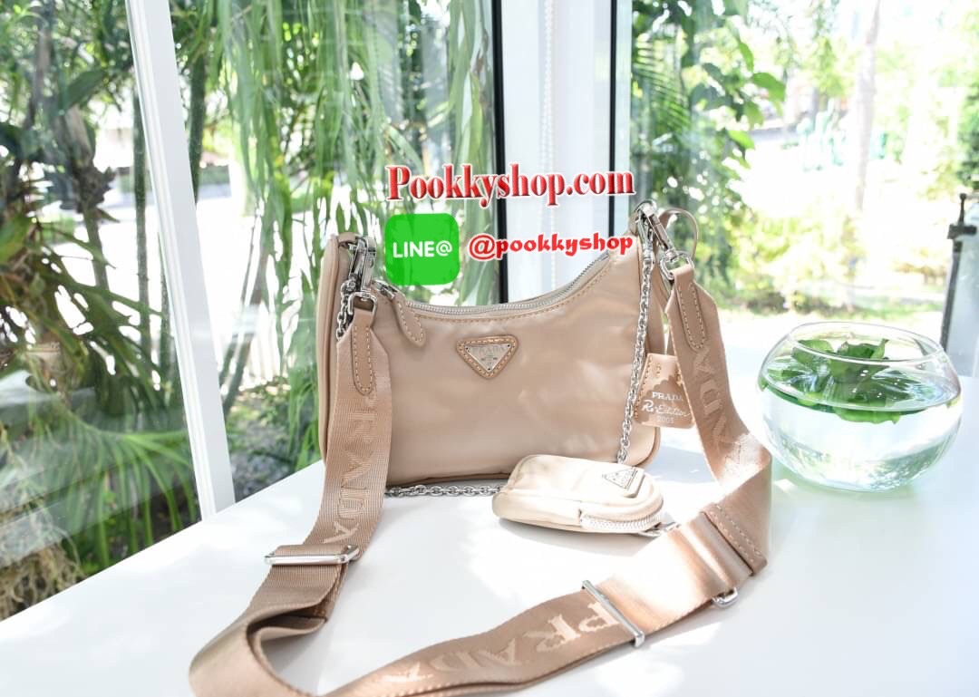 PRADA nylon mini รุ่นใหม่ มาแรง!!! ไอเท็มยอดฮิต วัสดnylon กันน้ำ มีสาย2แบบ สายยาวปรับระดับได้ฟรีไซด์และสายโซ่คล้องแขน มีป้ายแท็คหนัง อย่างดี และกระเป๋าใส่เหรียญน่ารักๆ อะไหลเงินปั้มแบรนด์แท้ทุกจุด ทรงสวย ถอดเปลี่ยนสายได้ เปิดปิดด้วยซิป ด้านในมีป้ายโลหะแบร