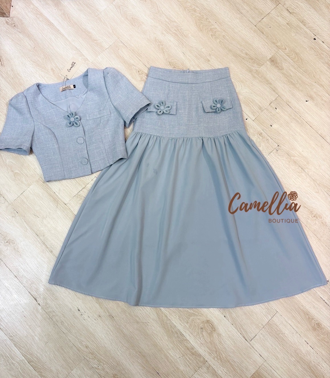 ชุดเซทแฟชั่น ชุดSet เสื้ิอแขนสั้นแต่งดอกไม้ที่หน้าอก มาคู่กับกระโปรงเอวสูง แต่งดอกไม้เข้ากันทั้งชุด