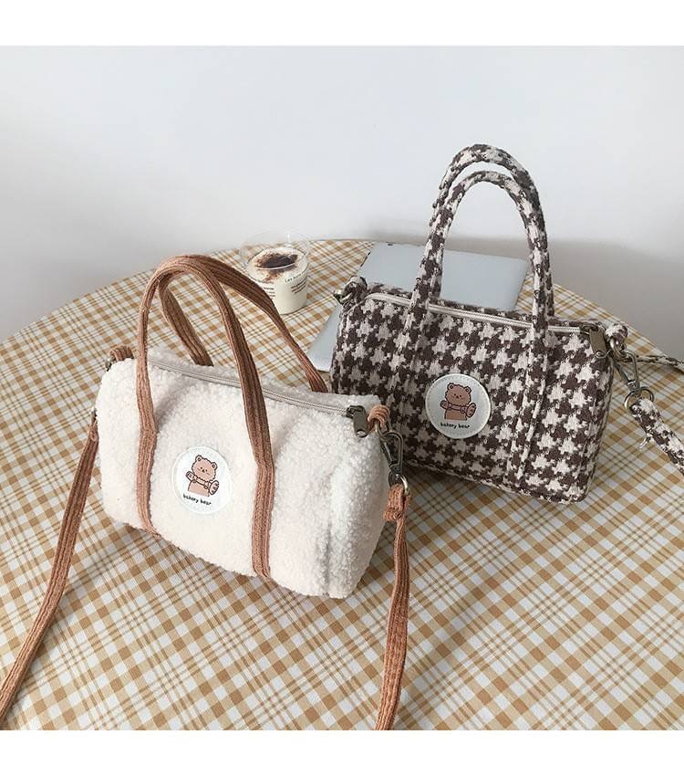 รุ่นใหม่ พร้อมส่ง!!!!!! Bakery Bear bottle bag กระเป๋าถือน่ารักขนฟู มาพร้อมสายสะพายยาวที่ถอดออกได้ ใช้งานได้ตามชอบ