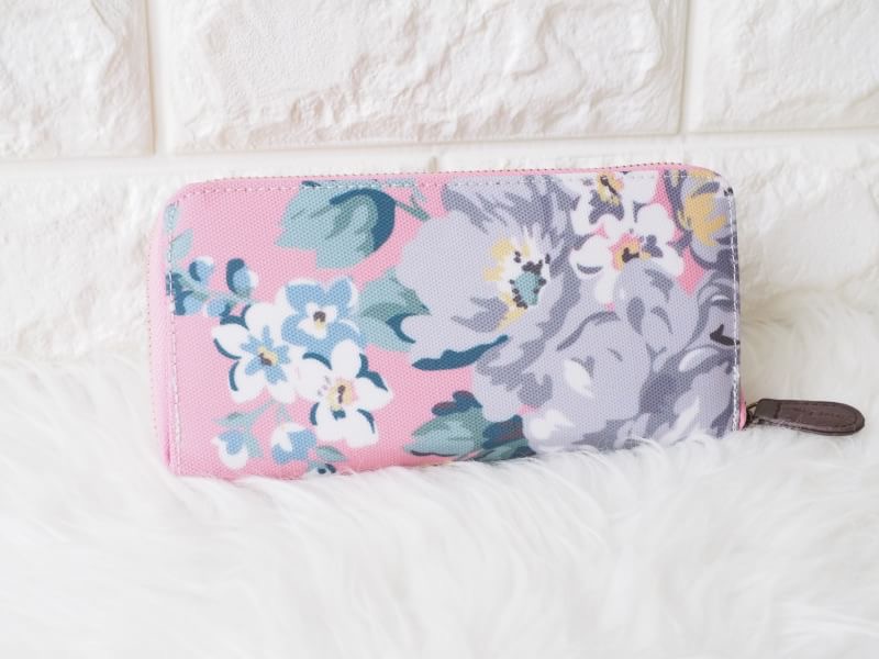 กระเป๋าสตางค์ใบยาว ลายเข้าใหม่ ✔️ทรงยาว 1 ซิบ เสริมดวงให้เก็บเงินได้ดี ✔️ใส่ธนบัตรได้ไม่ต้องพับ เรียงกันสวยงาม ✔️8 ช่องใส่บัตร + 2 ช่องใหญ่ ✔️1 ช่องซิบใส่เหรียญ