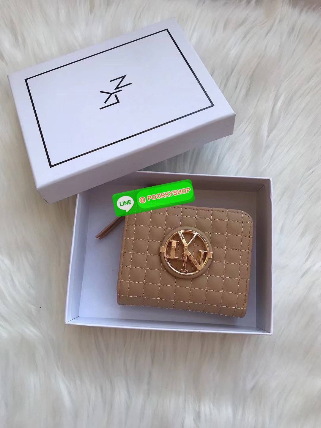 Lyn Decade Wallet กระเป๋าเงินใบสั้น รุ่นนี้สวยน่ารักมากๆ จับถนัดมือ มีฟังก์ชันให้ใช้ครบจบในใบเดียว! วัสดุหนังนุ่มมือ เดินด้ายทั้งใบเพิ่มดีเทล มีโลโก้สวยเด่นที่ด้านหน้า เปิดปิดแบบกระดุมแม่เหล็ก มีช่องใส่ธนบัตรได้ตามยาว ใส่แบงค์ไม่ต้องพับค่า ช่องการ์ด และมี