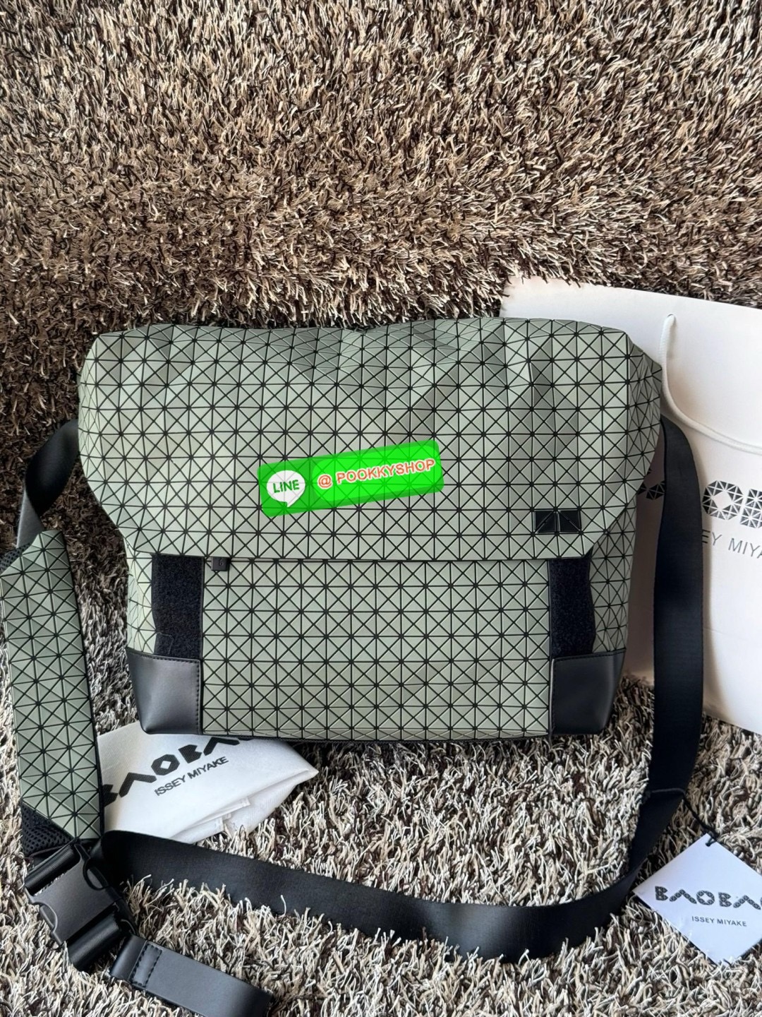 Baobao issey miyake Sling shoulder bag ดีไซน์เอกลักษณ์เฉพาะตัว ใส่ของได้เยอะ ช่องกระเป๋าเป็นระเบียบ โดยโดดเด่นด้วยแผ่นรูปสามเหลี่ยมอันเป็นซิกเนเจอร์ในการจัดเรียงสลับกัน รุ่นนี้ยังมีจุดเด่นในเรื่องคุณสมบัติการใช้งาน ภายในมีช่องบุหนาสำหรับใส่โน้ตบุ้คได้ สำห