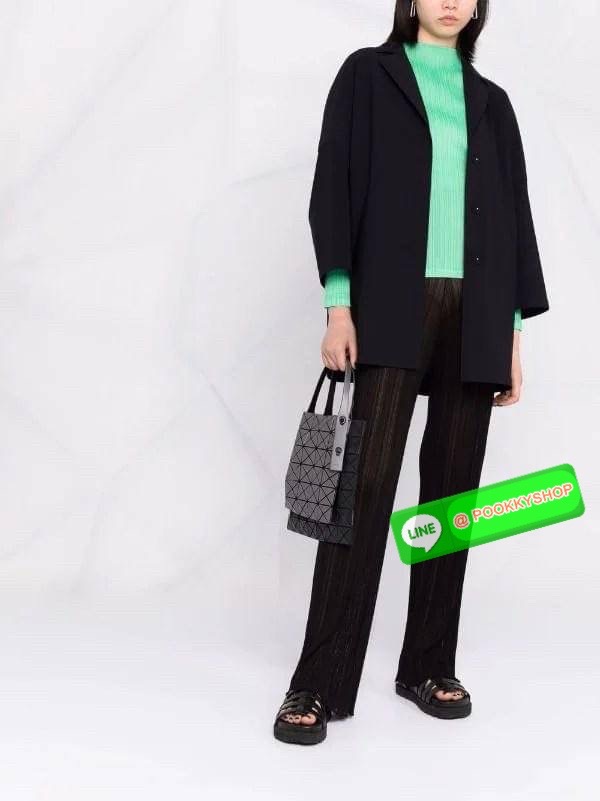 Baobao Issey Miyake Prism Kangaroo tote bag กระเป๋าถือทรงโท้ทที่ประดิษฐ์ขึ้นอย่างเชี่ยวชาญในญี่ปุ่น มาพร้อมแผงเรขาคณิตสำหรับการออกแบบที่ได้รับแรงบันดาลใจจากกระดาษพับ ซิลลูเอทอันเป็นเอกลักษณ์นี้ปิดท้ายด้วยสายรัดแบบอสมมาตร มีการพัฒนาโครงสร้างทรงสามเหลี่ยมเพ