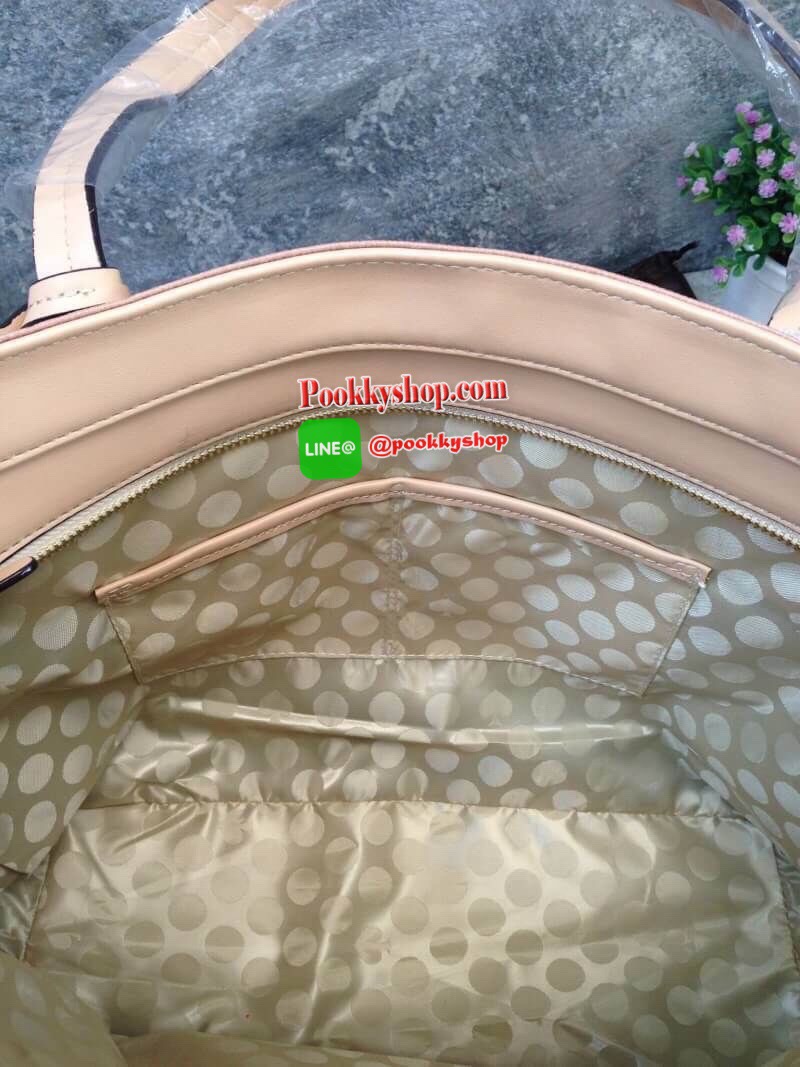 พร้อมส่งรุ่นหายาก! KATE SPADE HYDE LANE STRIPED RILEY LEATHER TOTE BAG กระเป๋าสะพายทรง Tote Bag หนังสวยอยู่ทรงโดดเด่นที่สีทูโทนลายทางห้อยโลโก้TAGที่หูกระเป๋า ด้านหน้าประดับโลโก้ มี1ช่องใส่ของ ภายในมีช่องซิป และช่องใส่มือถือ กว้างและจุ ใส่ ipad notebook เอ