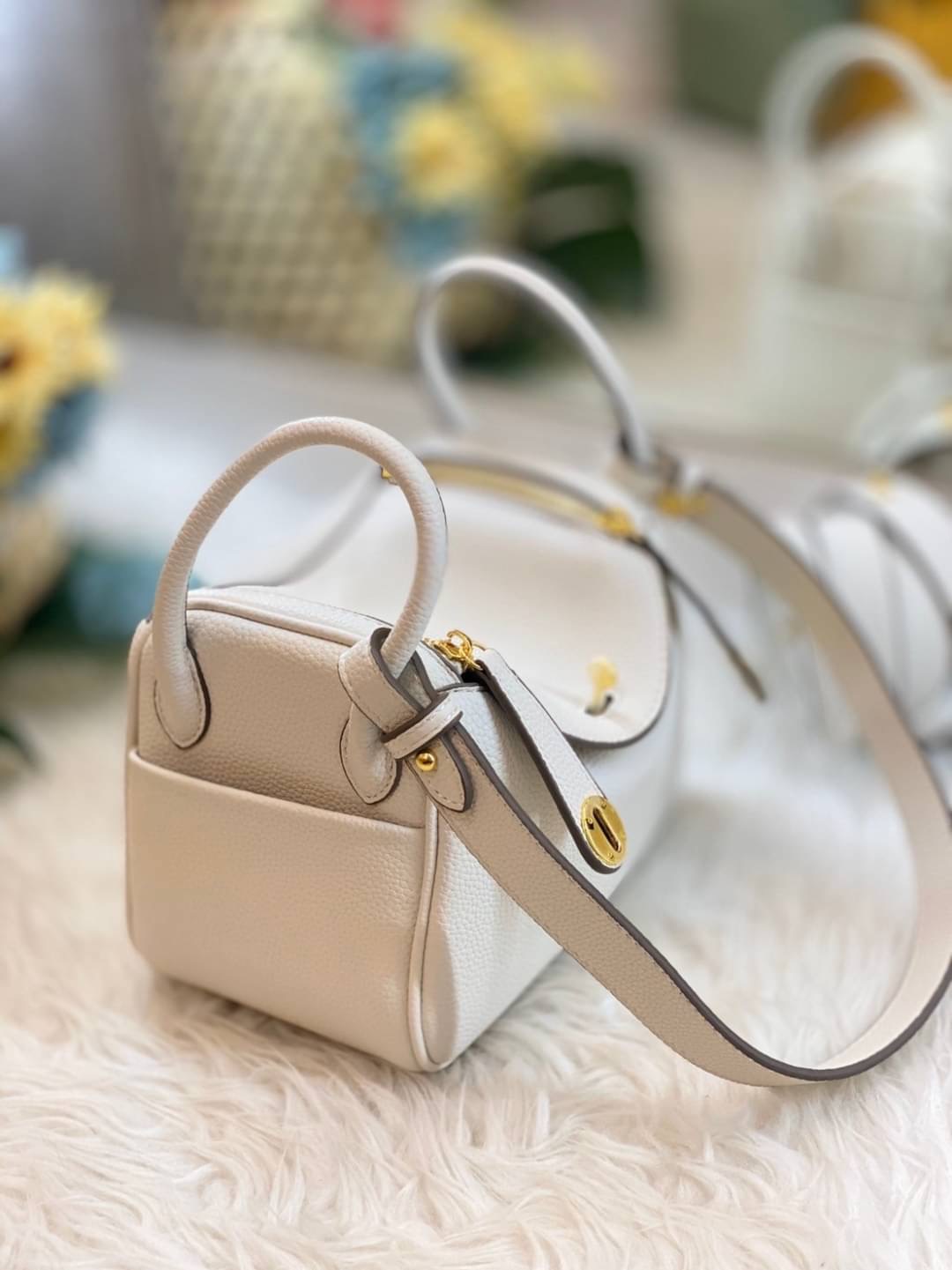 กลับมาเเล้วค่า Lindy 20cm หนัง PU premium ที่ลูกค้าถามกันมาเยอะมากกก รอบนี้หนังสวยมากๆๆ สายสะพายแบบเรียบหรู มีห่วงรัดสายสองข้าง มี 2 สายนะคะ มีซิลิโคนปิดลูกบิดกันรอย งานเนี้ยบสุด ยิ่งใช้ยิ่งนิ่มมม กระเป๋าทรงสวยนุ่ม Flexible มากๆ จุของได้ทุกสิ่ง จะใช้ไปทำง