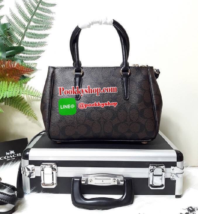 COACH F67027 MINI SURREY CARRYALL IN SIGNATURE CANVAS (COACH F67027) รุ่น 9 นิ้ว Coach ทรง prada รุ่นนี้มี 2 ซิป และช่องใส่ของด้านในเยอะมากๆ เกินคุ้มเลยทีเดียว พลาดไม่ได้แล้วววว ✔หูจับยาว4นิ้ว ✔สายสะพายยาว23นิ้ว