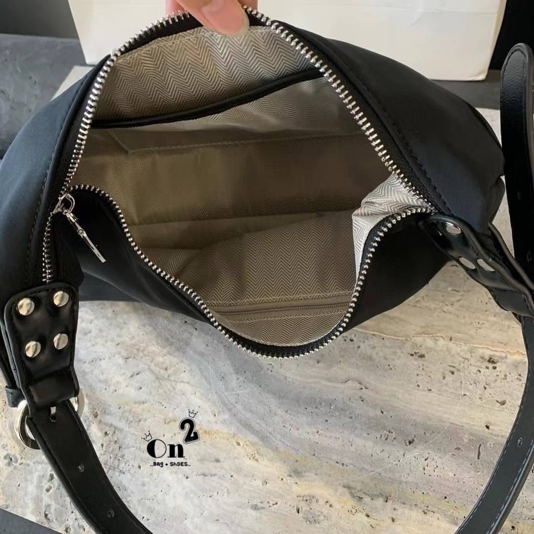 Adidas Style Nylon Shoulder Bag กระเป๋าผ้าไนลอน ขนาด 14นิ้ว น้ำหนักเบาใส่ของได้เยอะ รุ่นนี้สะพายขึ้นไหล่น่ารัก ด้านบนเป็นซิปค่ะ มีสายสะพายข้าง ปรับความยาวได้