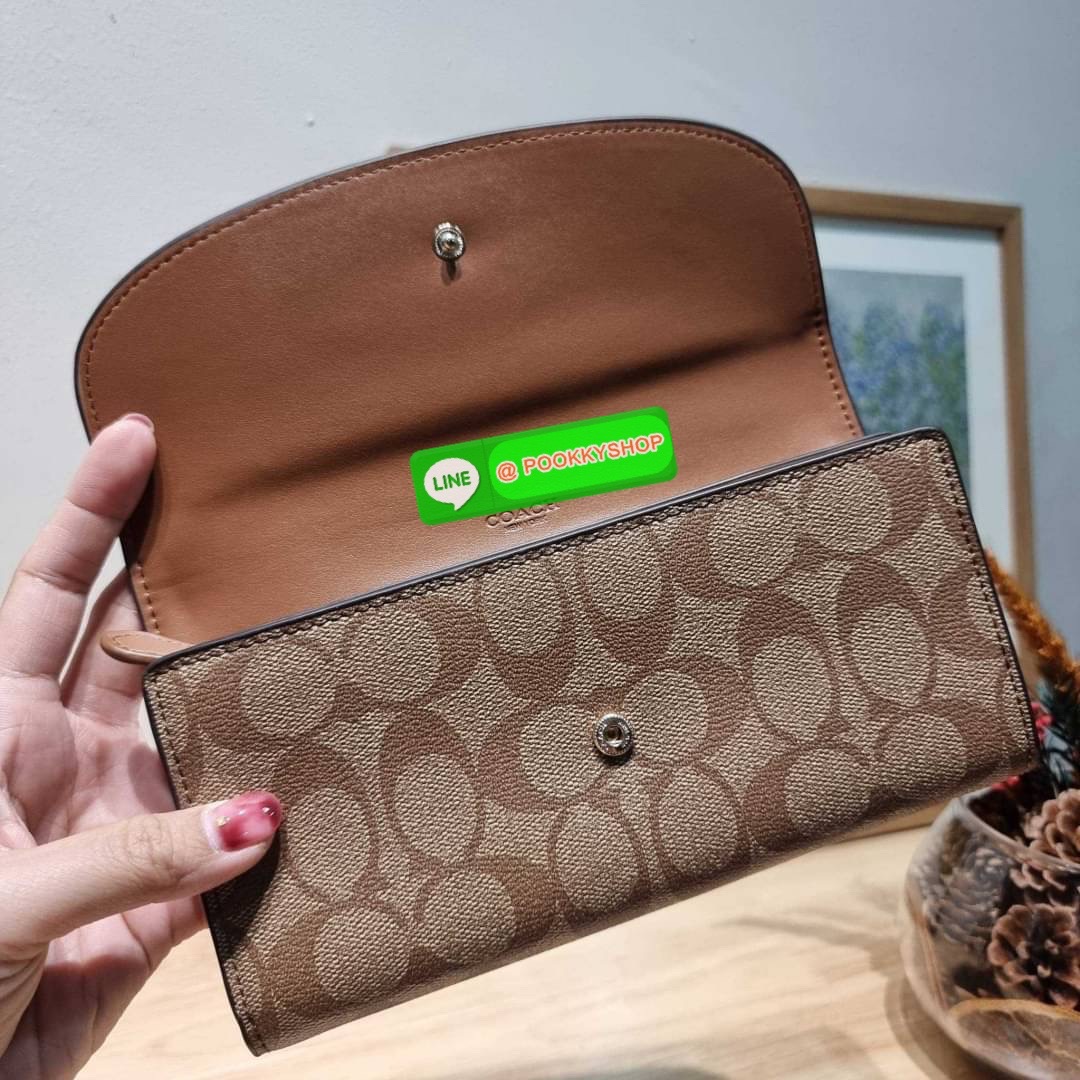 COACH F54022 SLIM ENVELOPE WALLET IN SIGNATURE กลับมาแล้วจ้า!! กระเป๋าสตางค์รุ่นขายดี 🔥 ทรงจดหมายรุ่นฝาพับ สวยคุณหนู หรูเกินราคา วัสดุหนังแคนวาสเคลือบลาย ภายในใส่มือถือได้ ใส่บัตรได้ มีช่องซิปแยกแบ่งเป็นสัดส่วน รุ่นนี้ใช้ยังไงก็ไม่มีเบื่อ สวยคลาสส