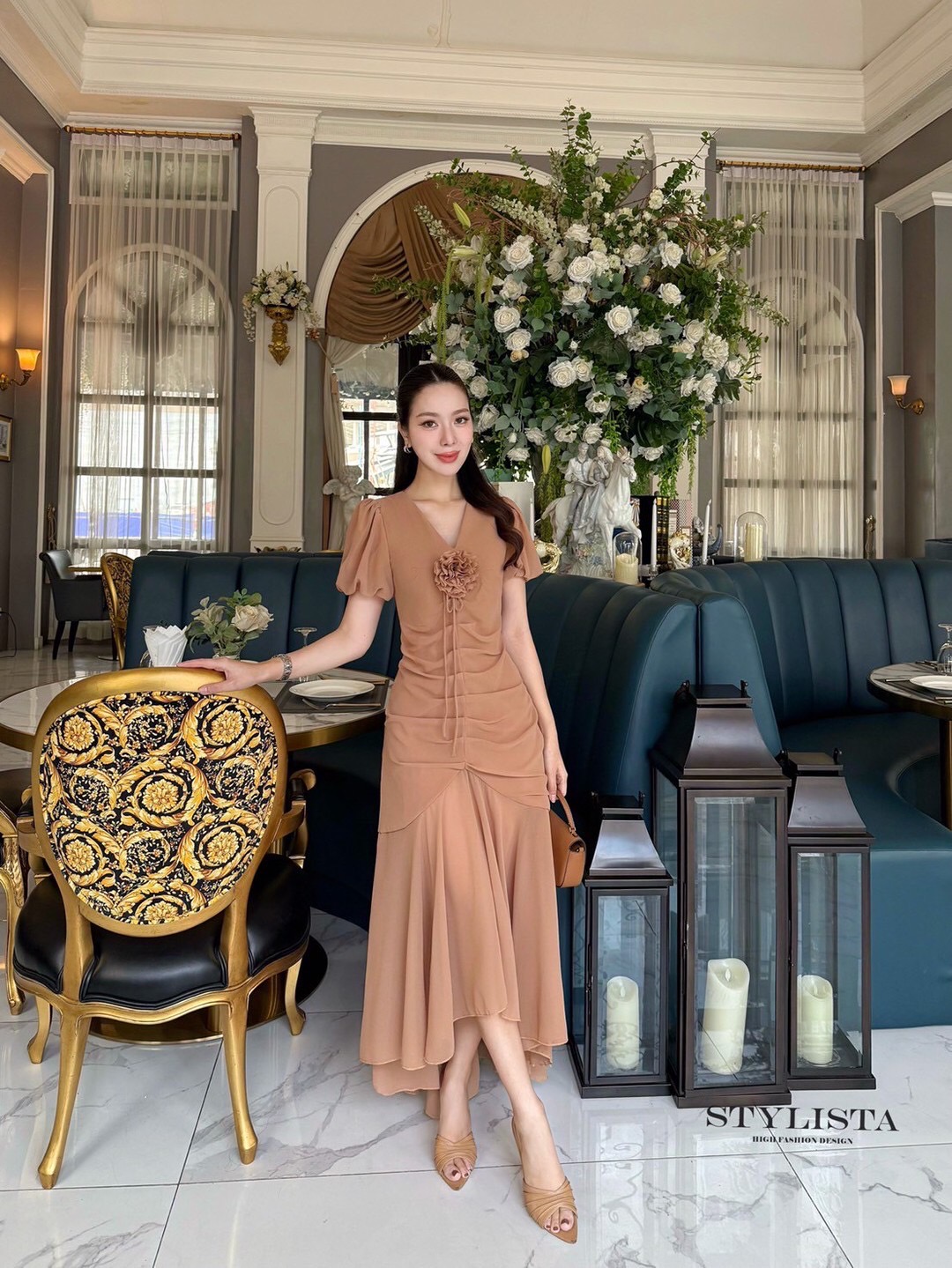 เดรสแฟชั่น Mocha Blossom Dress – เดรสชีฟองผูกอก สีมอคค่านุ่มละมุน