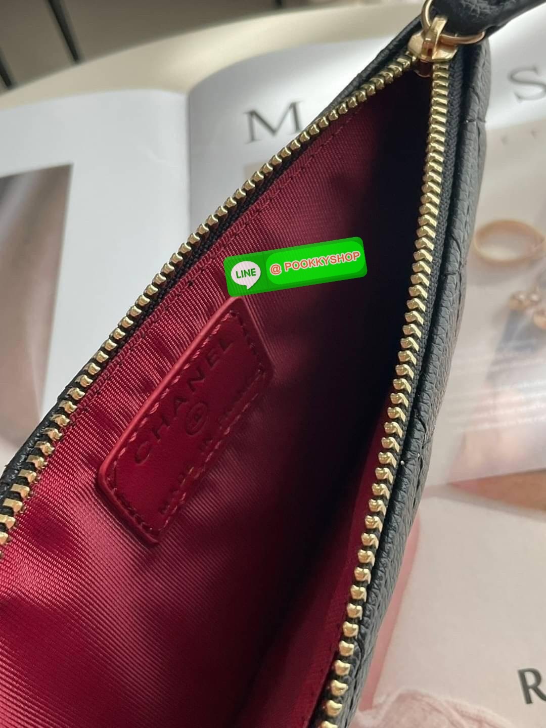 พร้อมส่งแล้วค่ะ ❤️🤍 พร้อมส่งที่ไทยค่าา กระเป๋าสตางค์รับทรัพย์ แนะนำรุ่นนี้เลยคะ งานกิ้ฟ กระเป๋าสตางค์ทรงสวย สะดุดตา หนังสัมผัสลายด้าน จากแบรนด์ CHANEL ด้านหน้ามีโลโก้แบรนด์ CC สีทองหรู มีช่องซิปยาว ใส่ธนบัตร ด้านหน้าใส่มือถือขนาดเท่า NOTE10
