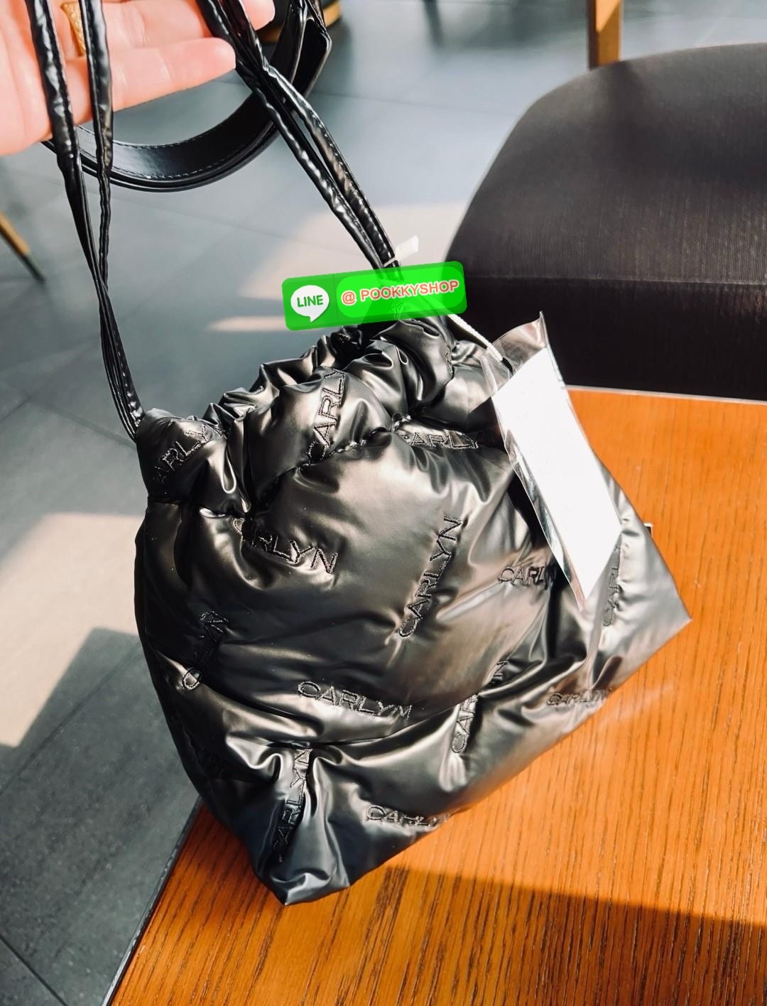 CARLYN TWEE MINI BAG #ไม่มินิตามชื่อจ้าา😘 💌พร้อมส่ง!สวยฉ่ำๆทุกสี ไม่มีไม่ได้แล้วจ้าา📌 ✔️กระเป๋าวัสดุไนล่อนอย่างดี นิ่มฟู ปักลายแบรนด์อันเป็นสัญลักษณ์ของรุ่นทั้งใบสวยงามค่ะ