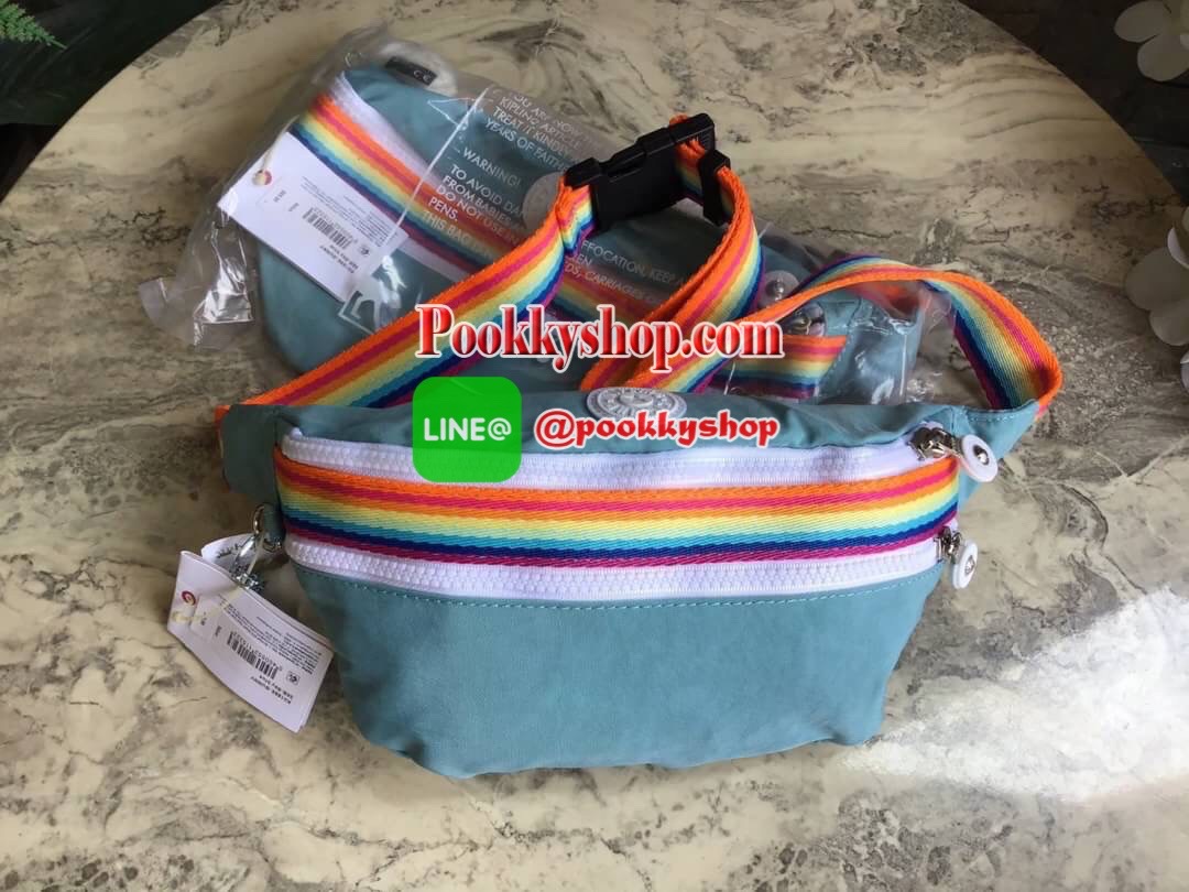 กระเป๋าคาดอกหรือคาดเอว KIPLING YASEMINA Fanny Pack วัสดุด้านนอก Nylon +polyester วัสดุกันน้ำ ด้านหน้ามี 2 ช่องใช้งาน แยกเป็นสัดส่วน ใส่มือถือได้ กระเป๋าเงินใบยาว พร้อมสายคล้องพวงกุญแจ และ พวงกุญแจลิงสัญลักษณ์แบรนด์ สายสะพายเลื่อนปรับความยาวได้ สีสันสดใส น