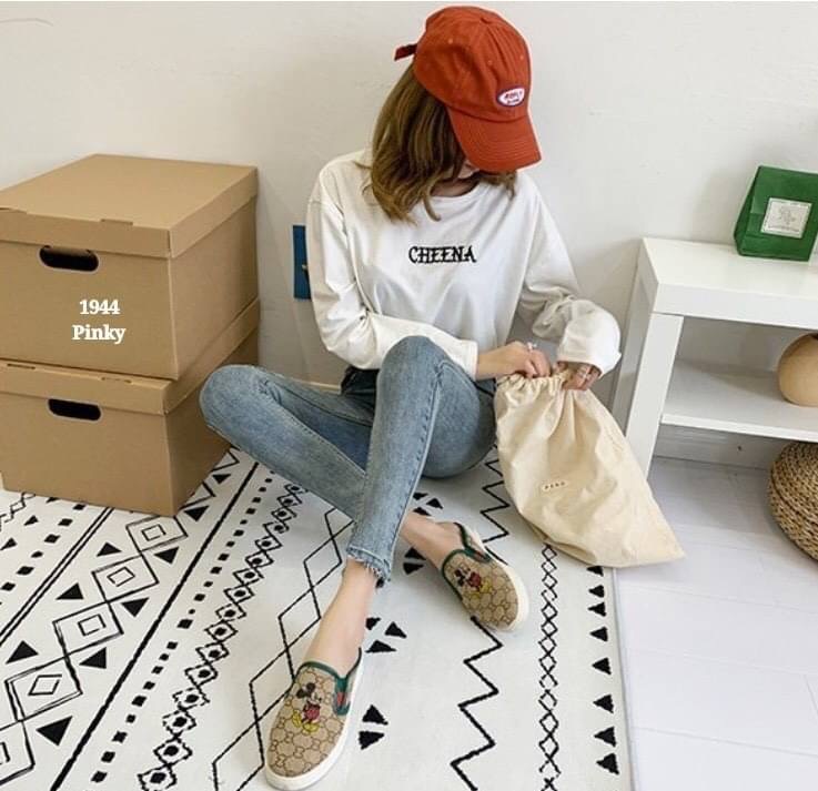 พร้อมส่ง ผ้าใบเปิดส้น งานนำเข้ากุชชี่ Mickey ที่กำลัง hot งานดีมาก พื้น pu เกาะพื้นดีเยี่ยม บิดงอได้ ตัวรองเท้าเป็นสีทองเงาวับ แต่งด้วยพี่ Mickey ของเราดูโดดเด่น น่ารักกว่าใคร แน่นอน