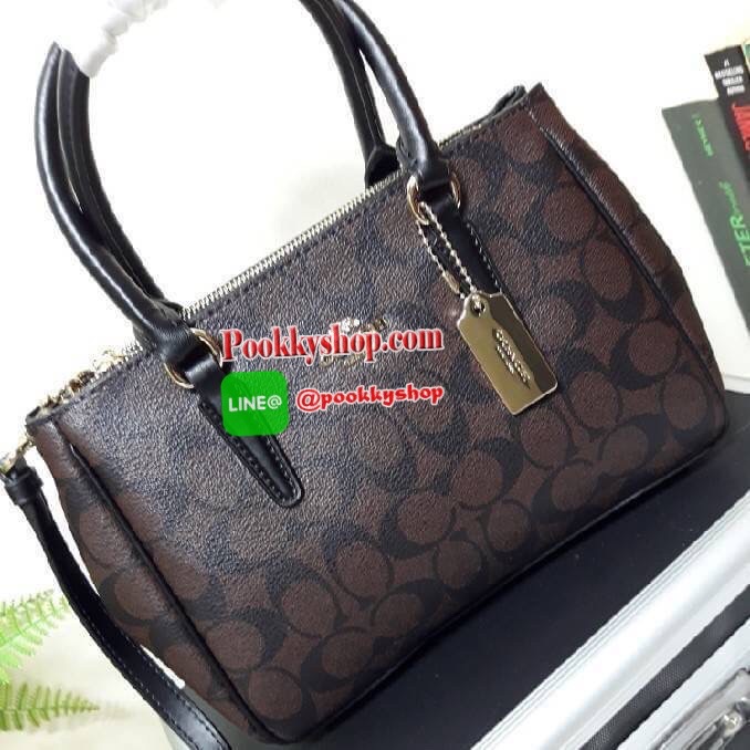 COACH F67027 MINI SURREY CARRYALL IN SIGNATURE CANVAS (COACH F67027) รุ่น 9 นิ้ว Coach ทรง prada รุ่นนี้มี 2 ซิป และช่องใส่ของด้านในเยอะมากๆ เกินคุ้มเลยทีเดียว พลาดไม่ได้แล้วววว ✔หูจับยาว4นิ้ว ✔สายสะพายยาว23นิ้ว
