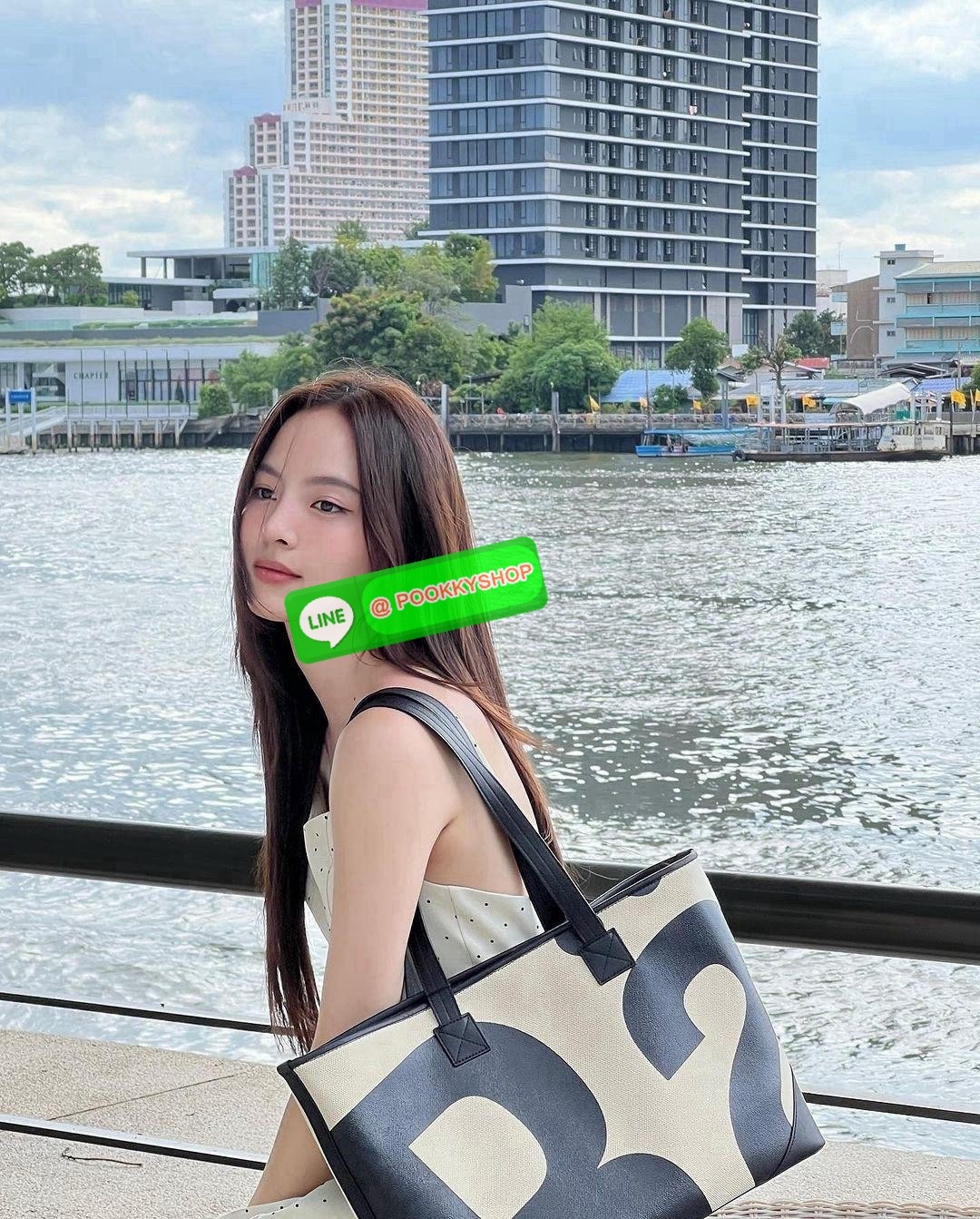 พร้อมส่งแล้ววันนี้!! RALLY TOTE BAG หายากที่สุดในตอนนี้!! ตัวกระเป๋าทำจาก LIGHTWEIGHT DURABLE CANVAS มีน้ำหนักเบา และในส่วนของฐนกระเป๋าและหูกระเป๋าทำจากหนังวีแกน ซึ่งมีความแข็งแรง ทนทาน แถมยังรองรับน้ำหนักได้ดี โดยภายในกระเป๋าจะมีช่องใส่ของขนาดเล็กสำหรับจ