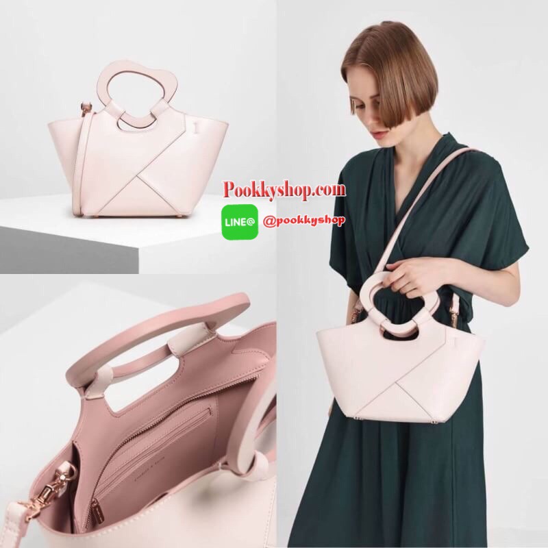 CHARLES & KEITH SCULPTURAL HANDLE WOVEN TOTE กระเป๋าสะพาย/ถือทรงสวยแปลกตาจากแบรนด์มาพร้อมส่งแล้วค่า รุ่นนี้จะเก๋ตรงหูหิ้วกระเป๋า มีหมุดรองฐานทั้ง 4 มุม เปิดปิดด้วยซิป ด้านมีช่องซิปเล็ก 1 ช่อง รุ่นนี้จุของมากๆเลยค่า ใส่iPhone plus/กระเป๋าเงินใบยาวและของจุก