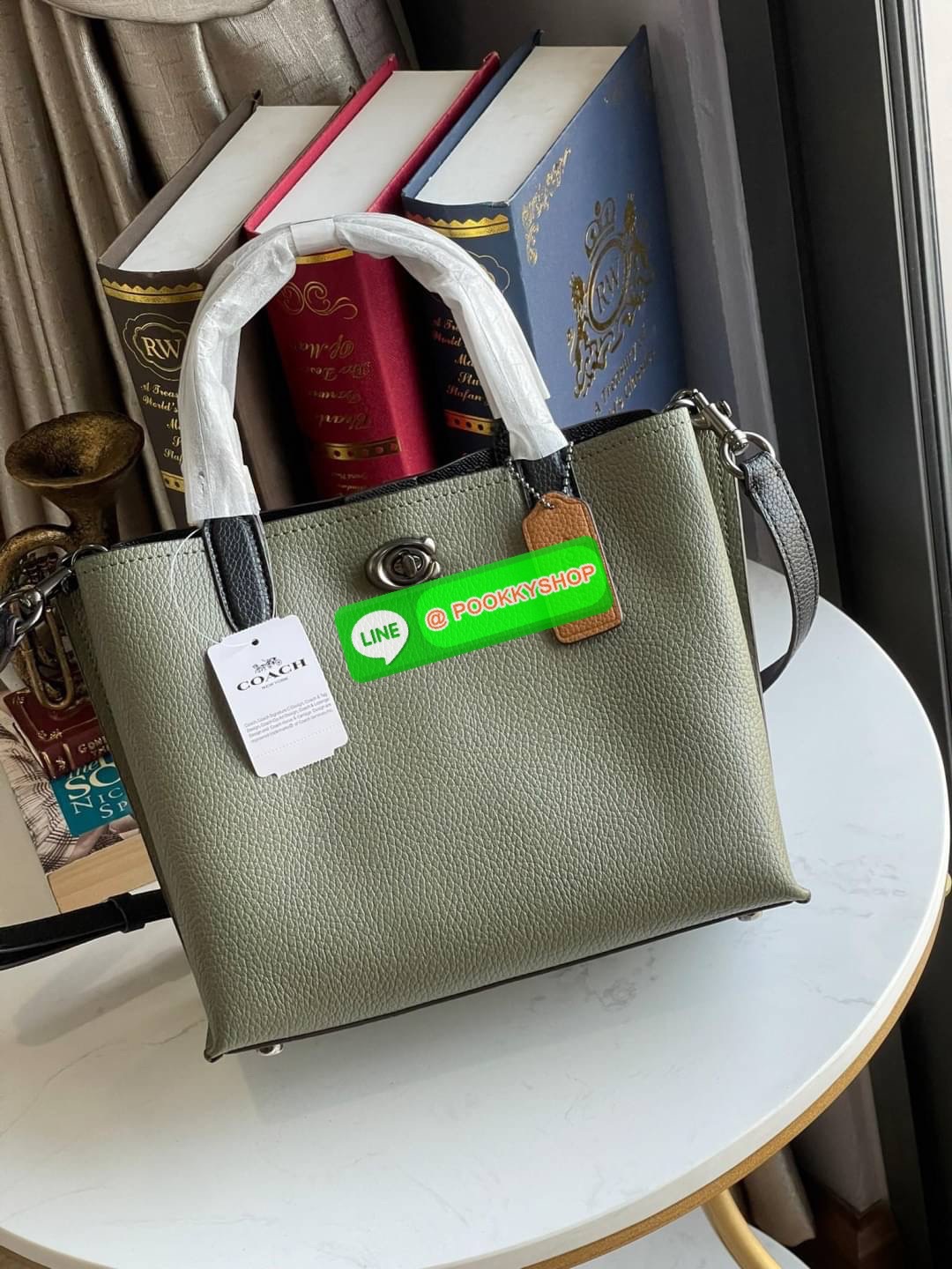Coach Willow Tote 24 In Signature Canvas หากคุณชื่นชอบกระเป๋า Tote แล้วล่ะก็ เราเชื่อว่ากระเป๋าใบนี้จะต้องโดนใจคุณอย่างแน่นอน กระเป๋า Coach ด้วยรูปทรงสี่เหลี่ยม อยู่ทรงตั้งสวย การตัดเย็บทำจากหนัง Canvas ขนาดที่พอเหมาะ เมื่อถือแล้ว ไม่ทำให้ดูใหญ่เทอะทะจนเก