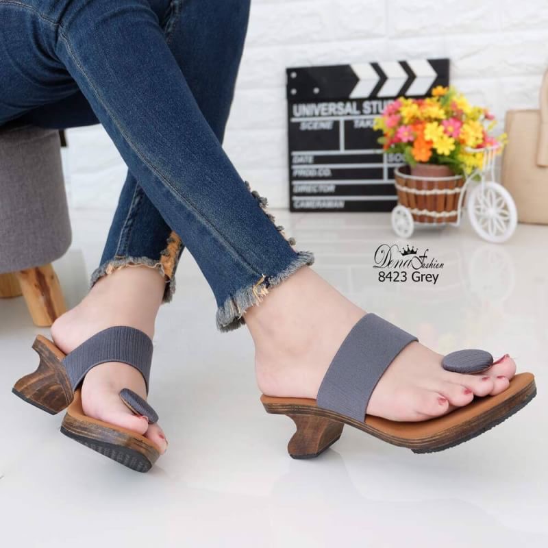 8423 เกี๊ยะไม้กระดุม แบบเกี๊ยะตัวใหม่ล่าสุด จัดมาอีกแล้ว ดีเทลหูคีบกระดุม สวมใส่กระชับเท้าให้ความรู้สึกนุ่มหน้าเท้าด้วยงานผ้านุ่มๆ ที่ลูกค้าหลายต่อหลายท่านคอนเฟริมมาแล้วว่านุ่มสบายเท้าสุดๆ ลุคใหม่ที่สาวๆรักส้นเกี๊ยะต้องห้ามพลาด จัดให้ครบทุก Collection นะจ